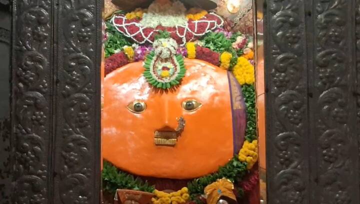 तुळजाभवानी देवीची  धाकटी बहीण म्हणून स्थानिक श्रद्धेनुसार येडेश्वरी देवीची ओळख आहे.