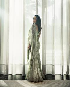 नेट की साड़ी और बैकलेस ब्लाउज में करीना कपूर ने दिखाईं अदाएं, तस्वीरें देख फैंस बोले- 'हसीन'