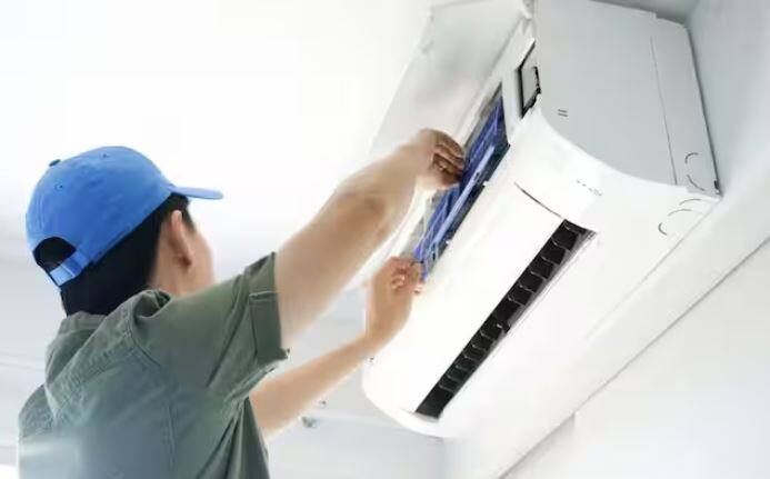 ਇਸ ਤੋਂ ਇਲਾਵਾ ਜੇਕਰ ਤੁਸੀਂ ਪਿਛਲੀਆਂ ਗਰਮੀਆਂ ਤੋਂ ਸਿੱਧਾ ਏਸੀ ਵਰਤ ਰਹੇ ਹੋ। ਫਿਰ ਵੀ ਇਹ ਸਮੱਸਿਆ ਦੇਖੀ ਜਾ ਸਕਦੀ ਹੈ। ਇਸ ਲਈ ਏਸੀ ਦੀ ਸਰਵਿਸਿੰਗ ਜ਼ਰੂਰੀ ਹੈ। ਸਮੇਂ-ਸਮੇਂ 'ਤੇ ਇਸਦੀ ਸੇਵਾ ਕਰਵਾਓ।