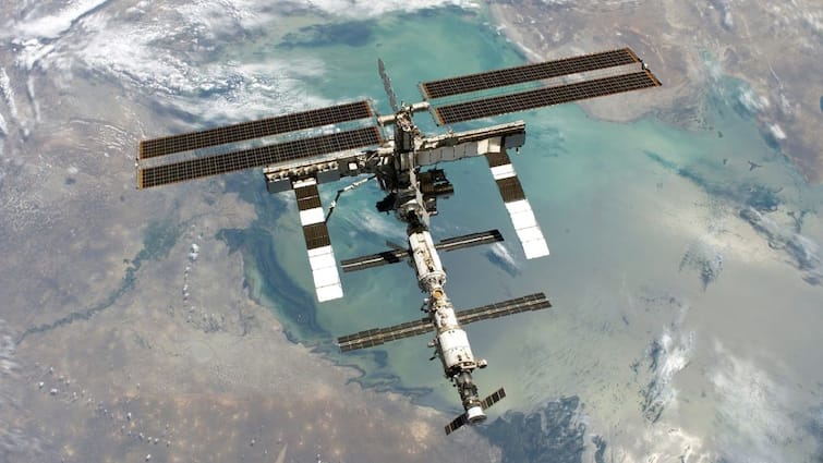 How much costs to build a space station how it hangs in the air एक स्पेस स्टेशन बनाने में कितना खर्चा आता है, हवा में कैसे लटका रहता है यह?