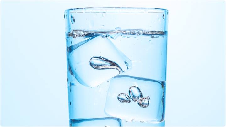 జీవక్రియను నెమ్మది చేస్తుంది. మెటబాలీజం తగ్గడం వల్ల బరువు తగ్గడం కష్టతరం చేస్తుంది. బరువు తగ్గాలనుకునేవారు కూల్ వాటర్ని స్కిప్ చేస్తే మంచిది.