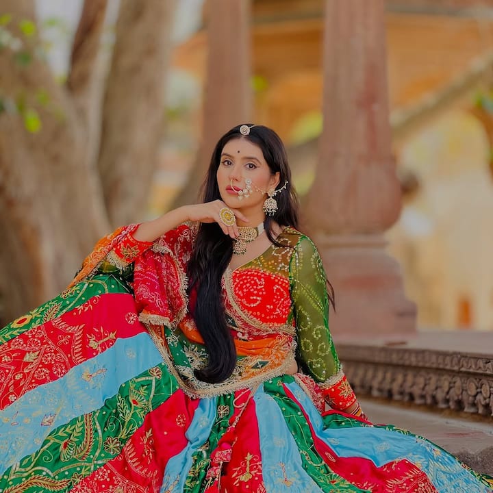 चारू असोपा – बात करें टीवी एक्ट्रेस चारू असोपा की तो वो हाल ही में मुंबई से अपने होम टाउन बीकानेर शिफ्ट हो गई हैं. जहां वो क्लॉथ बेचकर अपना घर चलाएंगी.