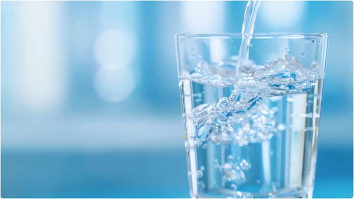 చల్లని నీరు ఎక్కువగా తాగడం వల్ల గొంతు నొప్పి, వాపు వస్తుంది. అలాగే జీర్ణవ్యవస్థపై ఇది నెగిటివ్ ప్రభావం చూపిస్తుంది. జీర్ణ ప్రక్రియ నెమ్మదిస్తుంది.