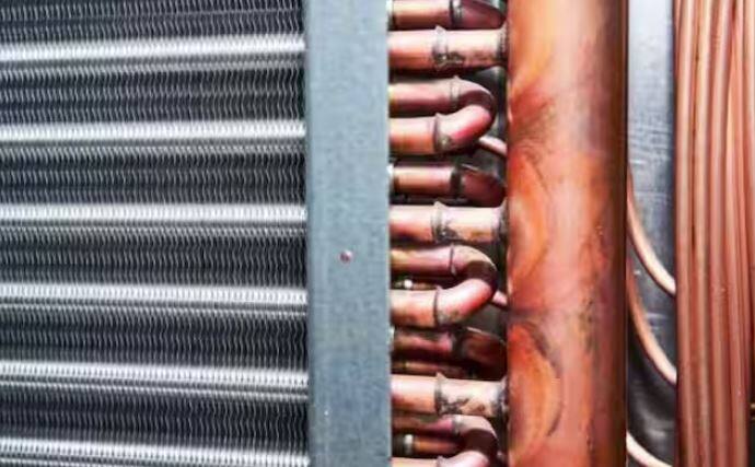 ਕਈ ਵਾਰ ਕੰਡੈਂਸਰ ਕੋਇਲ AC ਦੇ ਬਾਹਰ ਹੁੰਦਾ ਹੈ। ਜਿਸ ਕਾਰਨ ਕਮਰੇ ਦੀ ਗਰਮ ਹਵਾ ਬਾਹਰ ਨਿਕਲਦੀ ਹੈ। ਉਸ ਕੋਇਲ ਵਿੱਚ ਧੂੜ ਅਤੇ ਗੰਦਗੀ ਇਕੱਠੀ ਹੋ ਜਾਂਦੀ ਹੈ। ਜਿਸ ਕਾਰਨ ਇਹ ਸਮੱਸਿਆ ਹੁੰਦੀ ਹੈ। ਇਸ ਲਈ, ਕੋਇਲ ਸਾਫ਼ ਕਰੋ।