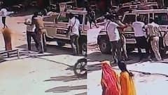 बेतिया में थानेदार की दबंगई कैमरे में हुई कैद, जांच के दौरान व्यक्ति पर बरसाए लात-घूसे, वायरल हुआ वीडियो