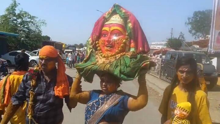 तुळजाभवानी देवीची धाकटी बहीण म्हणून स्थानिक श्रद्धेनुसार ओळखल्या जाणाऱ्या येरमाळा नगरीत येथील येडेश्वरी देवीच्या चैत्र पोर्णिमा यात्रा उत्सव सुरू आहे.