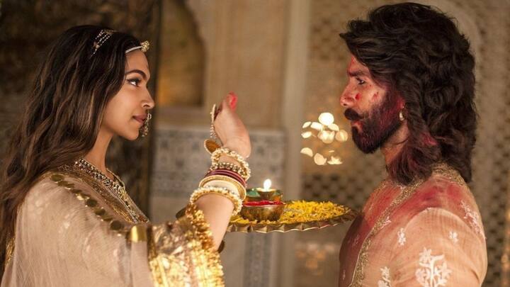 Deepika Padukone and Shahid Kapoor's film 'Padmavati' was announced. But there was an uproar on this name and the film was changed to 'Padmavat'.
