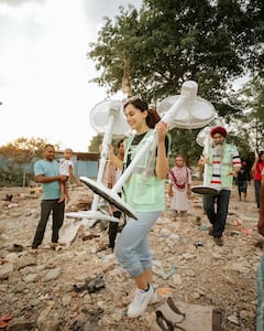 झोपडपट्टीतील लोकांच्या आयुष्यात तापसीने थंडगार वारा आणला, उन्हामुळे घामाचे ओघळ येत असताना कुलर वाटले
