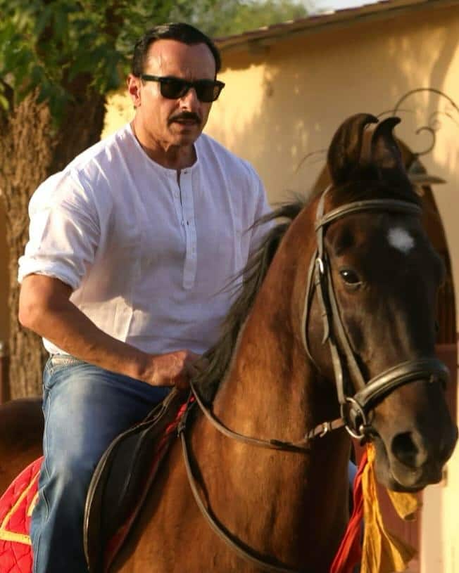 इन तस्वीरों के साथ एक्ट्रेस ने कैप्शन में लिखा था- 'एक पुलिस वाले को फंसाया और मेरे पति को उनके अच्छे लुक्स के लिए दोषी पाया. एक ही दिन, अलग-अलग सेट, अलग-अलग शहर. बहुत मेहनती, जैसा कि आप देख सकते हैं.'