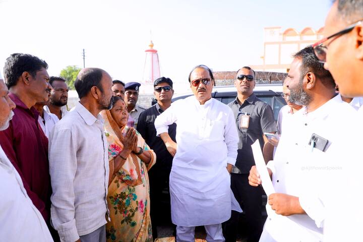 बिग बॉस मराठीचा किताब जिंकल्यानंतर सूरज चव्हाण याने उपमुख्यमंत्री अजित पवार यांची भेट घेतली होती.