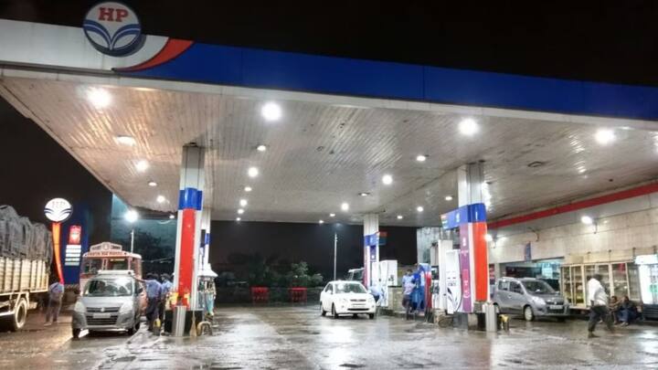 पेट्रोल-डीजल में आजकल बहुत सी मिलवाट भी देखने को मिल रही है. बहुत से लोगों को इस मिलावट का पता नहीं चल पाता है. लेकिन जब गाड़ी के इंजन में खराबी आने लगती है. तब जाकर इस बात का अंदाजा हो पाता है.