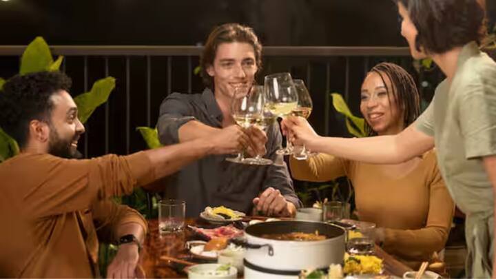 দেরিতে রাতের খাবার - অনেকেই রাত ১০-১১ টা বা তারও পরে রাতের খাবার খান এবং সঙ্গে সঙ্গে ঘুমিয়ে পড়েন। এই অভ্যাস সরাসরি লিভারের উপর প্রভাব ফেলে।