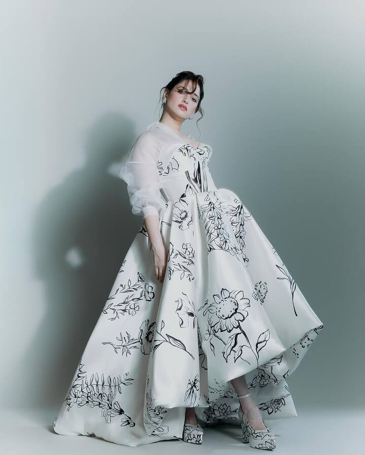 Tamannaah Bhatia : अभिनेत्री तमन्ना भाटिया सध्या विजय वर्मासोबतच्या ब्रेकअपमुळे चर्चेत आहे. तिला विजय वर्मासोबत झालेलं ब्रेकअप सार्वजनिकरित्या सांगायचं नव्हतं. ते खासगीत ठेवयाचं होतं, अशी माहिती देखील समोर आली होती.