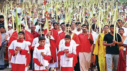 Kurutholai Pavani today in Thanjavur Christian churches tnn தஞ்சை கிறிஸ்தவ ஆலயங்களில் இன்று குருத்தோலை பவனி