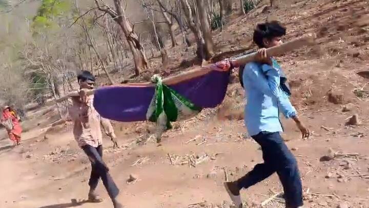 एकीकडे पंचतारांकीत रुग्णालये उभारली जात असताना आजही नंदूरबार जिल्ह्यात आदिवासी रुग्णांना रुग्णालयात पोहोचण्यासाठी चक्क साडीची झोळी बांधून न्यावे लागत आहेत.