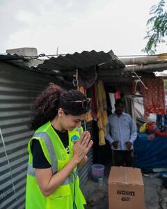 तपती गर्मी में गरीब लोगों की मसीहा बनीं तापसी पन्नू, पति के साथ मिलकर बांटे पंखे और वाटर कूलर