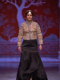 माथे पर टिका...चेहरे पर स्माइल, कैंसर से जंग के बीच हिना खान ने फिर किया रैंप वॉक, राजस्थानी लुक में खूब जचीं एक्ट्रेस