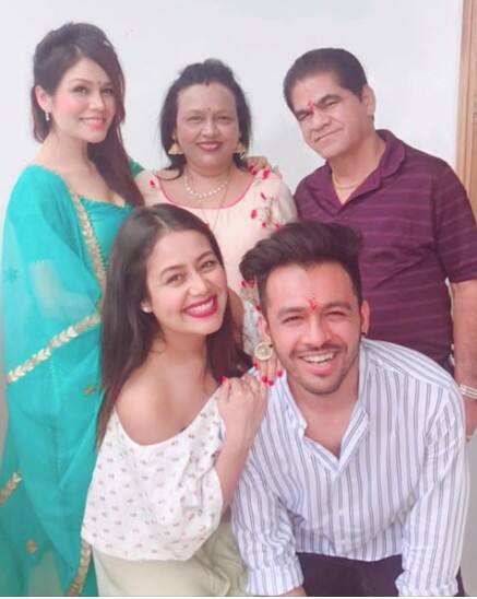 ਮਸ਼ਹੂਰ ਗਾਇਕਾ ਨੇ ਭੈਣ-ਭਰਾ ਨਾਲ ਤੋੜਿਆ ਰਿਸ਼ਤਾ, ਪਰਿਵਾਰ ਸਣੇ ਫੈਨਜ਼ ਨੂੰ ਲੱਗਿਆ ਝਟਕਾ...