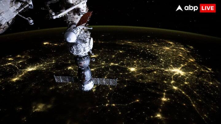 હાલમાં જ ઇન્ટરનેશનલ સ્પેસ સ્ટેશન (ISS) દ્વારા સોશિયલ મીડિયા પ્લેટફોર્મ X પર અવકાશમાંથી લેવામાં આવેલી પૃથ્વીની કેટલીક અદભૂત તસવીરો શેર કરવામાં આવી છે. ISS પરથી શેર કરવામાં આવેલી આ તસવીરો ખરેખર ખૂબ જ સુંદર છે. આમાંથી એક તસવીરમાં અવકાશમાંથી ભારતનો એક અદભૂત નજારો જોવા મળી રહ્યો છે. જ્યારે અવકાશમાંથી ભારતને જોવામાં આવે છે, ત્યારે તે એવું લાગે છે કે જાણે આપણો દેશ તારાઓની એક ચાદરથી ઢંકાયેલો હોય.