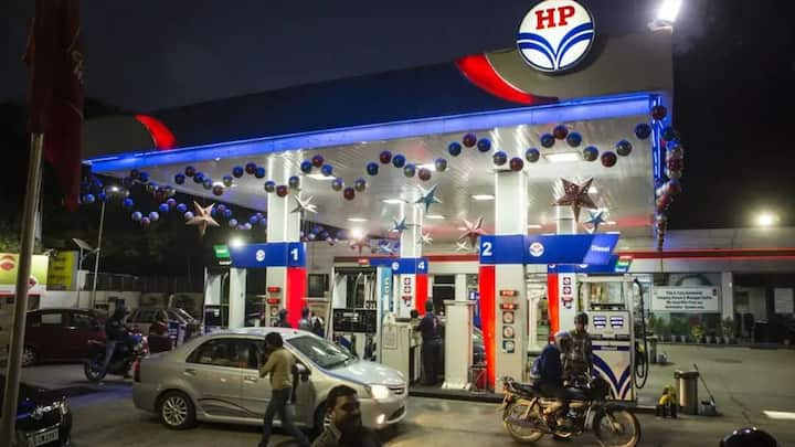 अगर आपको लगता है पेट्रोल पंप पर पेट्रोल-डीजल में मिलावट हो रही है. तो फिर जिस कंपनी का पेट्रोल पंप है उसके टोल फ्री नंबर पर काॅल करके आप शिकायत कर सकते हैं. इसके अलावा आप ऑनलाइन भी अपनी कंप्लेंट दर्ज कर सकते हैं.