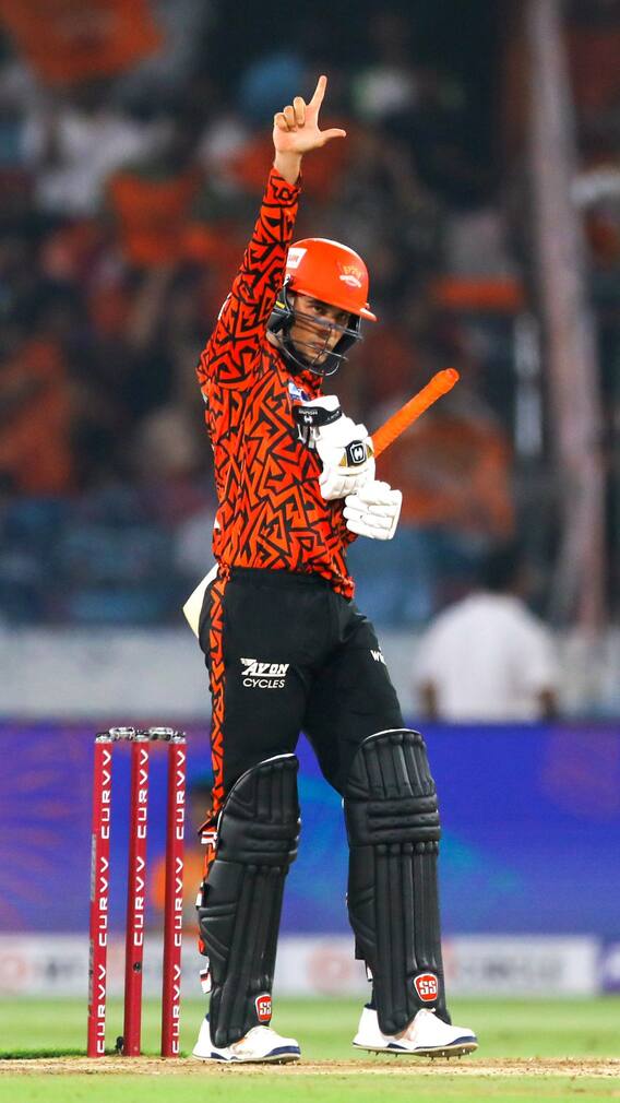 বিলেত ফেরত ফ্যাশন ডিজাইনারকে ডেট করছেন ব্যাট হাতে ২২ গজ কাঁপানো অভিষেক শর্মা?