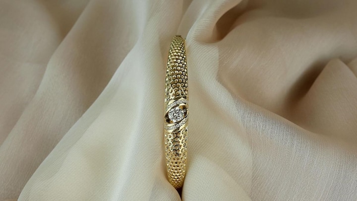 24 कैरेट शुद्ध सोना होता है, लेकिन 22 कैरेट और 18 कैरेट गोल्ड में मिलावट होती है. प्योर सोना बहुत लचीला होता है और आसानी से टूट सकता है.