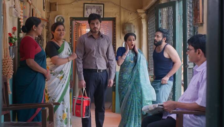 కాంతం, రంగం ఇద్దరూ కలిసి షాక్ అయిపోతారు. ఆనంద్ బాధపడితాడు జాబ్ చేసి అని ఫీల్ అయిపోతారు.  (Image Source : Jiohotstar)