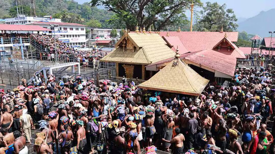 சபரிமலையில்  விஷு பண்டிகையை முன்னிட்டு குவிந்த ஐயப்ப பக்தர்கள்.. சரணகோசத்துடன் பக்தர்கள் வழிபாடு...