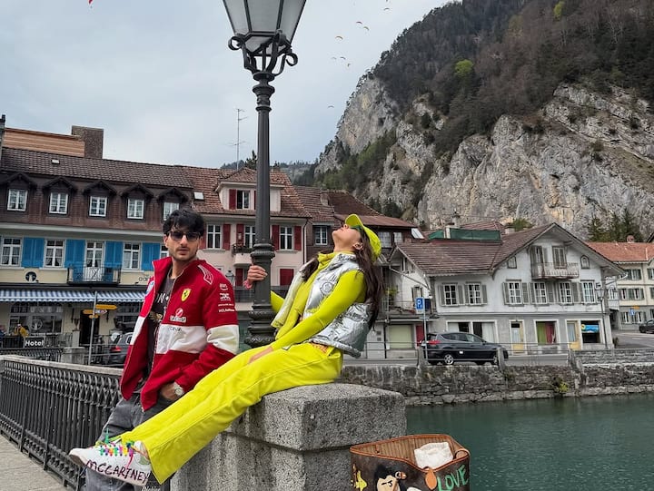 दूसरी फोटो में सारा येलो कलर का ट्रैक सूट पहने मस्ती मूड में दिखाई दे रही है. इस दौरान उनके भाई इब्राहिम अली खान उनके साथ दिख रहे हैं.