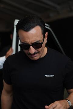 ब्लैक टीशर्ट के साथ ब्लू डेनिम में स्पॉट हुए सैफ अली खान, एक्टर के रॉयल अंदाज पर फिदा हुए फैंस तस्वीरें वायरल