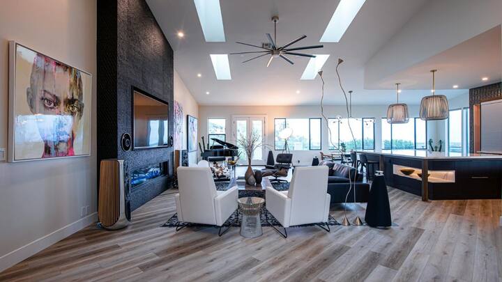 हमारी आंखें घूमते हुए ब्लेड की गति के साथ तालमेल नहीं रख पाती, इसलिए हमें ब्लेड की निरंतर गति के बजाय उनकी थोड़ी अलग-अलग स्थितियों की एक सीरीज दिखाई देती है.