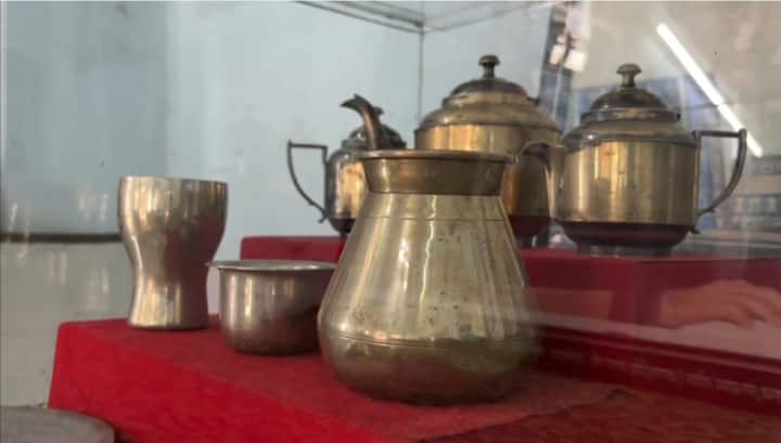 त्यावेळी फ़ॉरेस्ट भागातील गंगा निवास येथे डॉ. बाबासाहेब आंबेडकरांनी मुक्काम केला. सकाळी याचं घरात बाबासाहेबांनी नाश्ता ही केला. याच आठवणी जपत ज्या ताटात बाबासाहेबांनी नाश्ता केला ते ताट, ग्लास, वाटी, कप असे सर्व साहित्य पसलेलू कुटुंबाने मोठ्या अभिमानाने जपून ठेवल्या आहेत.