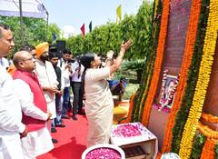 दिल्ली विधानसभा में अंबेडकर जयंती पर सीएम, स्पीकर और मंत्रियों में दी डॉ अंबेडकर को श्रद्धांजलि, देखें तस्वीरें