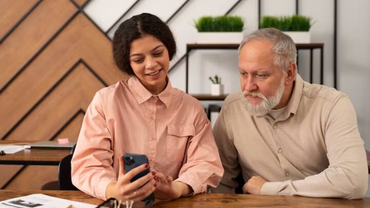 पेंशनर्स के पास जीवन बीमा प्लेटफॉर्म के जरिए लाइफ सर्टिफिकेट जमा कराने का विकल्प है. हालांकि, यह सुविधा तभी उपलब्ध होगी, जब पेंशन सैंक्शनिंग अथॉरिटी या पेंशन स्वीकृति प्राधिकरण भी इस प्लेटफॉर्म पर रजिस्टर्ड हो.