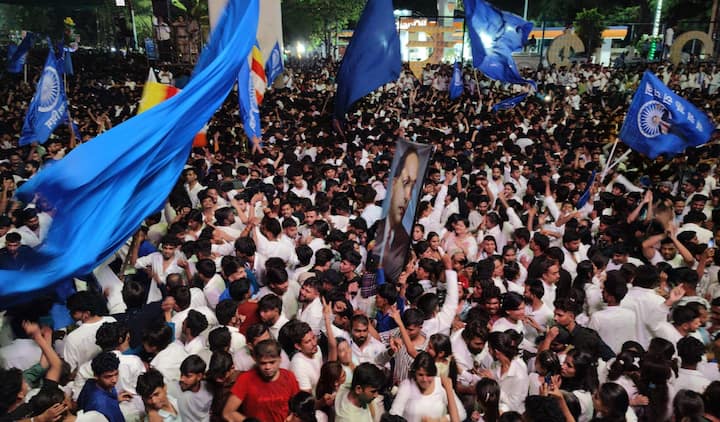 यावेळी मोठ्या संख्येने भीम अनुयायी रस्त्यावर उतरून जल्लोष करताना दिसून आले आहे.