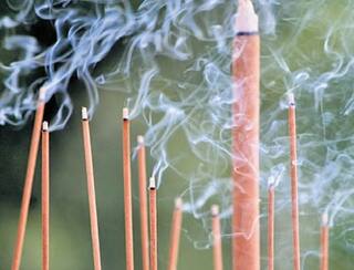 ਅੱਜ ਵੀ ਅੰਧਵਿਸ਼ਵਾਸ 'ਚ ਫਸੇ ਲੋਕ, ਮਾਪੇ ਬੁਖਾਰ ਠੀਕ ਕਰਨ ਲਈ ਅਗਰਬੱਤੀ ਨਾਲ ਸਾੜਦੇ ਆਪਣੇ ਬੱਚੇ, ਜਾਣੋ ਪੂਰਾ ਮਾਮਲਾ