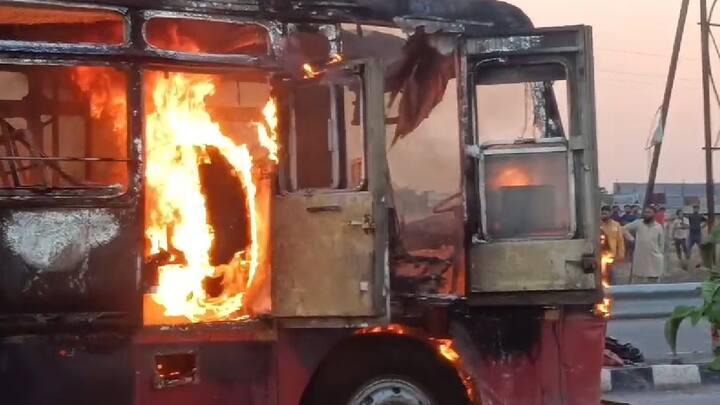 गाडीच्या इंजिनमधून धूर येत असल्याचे लक्षात आल्यावर वाहन चालकाने बस रस्त्याच्या बाजूला उभी केली