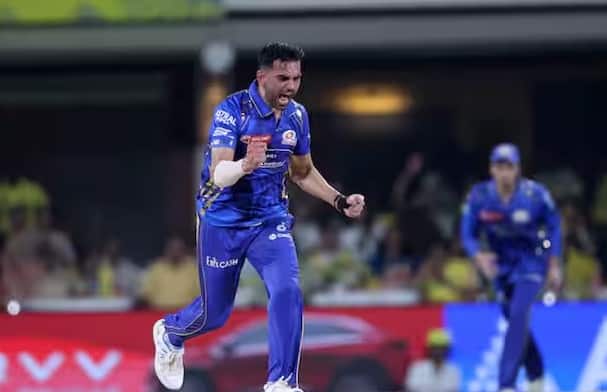 DC vs MI: દિલ્હી કેપિટલ્સ સામેની મેચમાં મુંબઈ ઈન્ડિયન્સનો બોલર દીપક ચહર દિગ્ગજોની એક ખાસ યાદીમાં જોડાયો છે. IPL 2025માં દીપક ચહરે દિલ્હી કેપિટલ્સ સામેની મેચમાં પોતાના પહેલા જ બોલ પર વિકેટ લીધી હતી. તેણે પહેલા જ બોલ પર જેક ફ્રેઝર મેકગર્કને આઉટ કર્યો હતો. પોતાની ઓવરના પ્રથમ બોલ પર બોલરોએ IPL મેચોમાં ઇનિંગ્સની પહેલી જ ઓવરમાં વિકેટ લીધી છે.