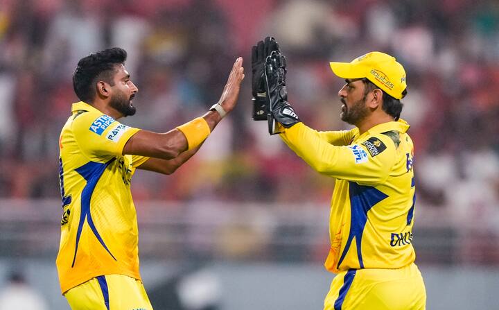 एवढेच नाही तर धोनीने आयपीएलमध्ये क्षेत्ररक्षक म्हणून चार झेलही घेतले आहेत.