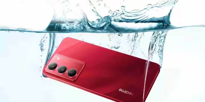 Realme 14x 5G ફોન 6000mAh બેટરી સાથે બજારમાં વેચાણ માટે ઉપલબ્ધ છે. આ ફોનમાં 6GB રેમ અને 128GB સ્ટોરેજ છે. આ સ્માર્ટફોન શક્તિશાળી ડાયમેન્સિટી 6300 પ્રોસેસરથી સજ્જ છે. ફ્લિપકાર્ટ પર તેની કિંમત ₹14,999 છે જ્યારે એમેઝોન પર તેને ₹14,079 માં ખરીદી શકાય છે. આ એક બજેટ ફ્રેન્ડલી ફોન પણ છે.