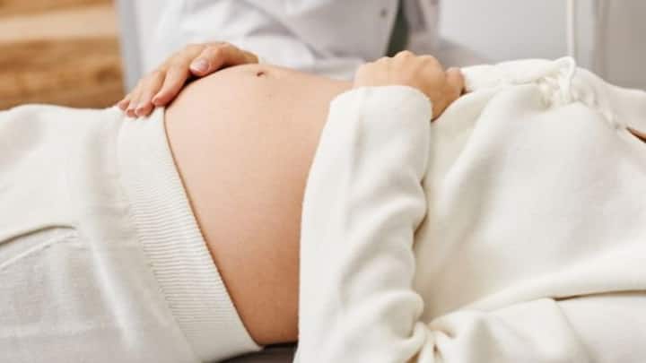 अधिकांश महिलाओं में गर्भावस्था के चार से छह महीने के अंदर इस बात का पता चल जाता है कि वो प्रेग्नेंट है. पीरियज्स मिस होने पर महिला जांच कराती है और रिपोर्ट पॉजिटिव आ जाती है, जिससे प्रेग्नेंसी कन्फर्म हो जाती है.