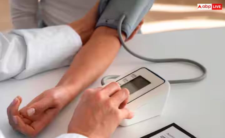 ਬਲੱਡ ਪ੍ਰੈਸ਼ਰ ਨੂੰ ਕਰੇ ਕੰਟਰੋਲ - ਜਾਮੁਨ ਦੇ ਪੱਤਿਆਂ ਵਿੱਚ ਪੋਟਾਸ਼ੀਅਮ ਪਾਇਆ ਜਾਂਦਾ ਹੈ, ਜੋ ਹਾਈ ਬਲੱਡ ਪ੍ਰੈਸ਼ਰ ਨੂੰ ਕੰਟਰੋਲ ਕਰਨ ਵਿੱਚ ਮਦਦਗਾਰ ਸਾਬਤ ਹੋ ਸਕਦਾ ਹੈ।