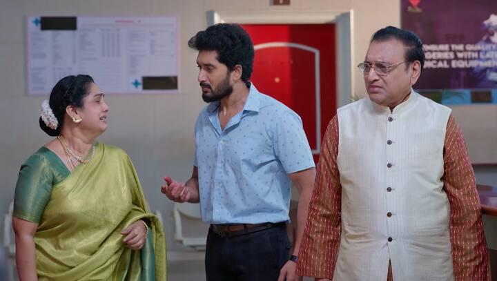 నీ భార్య నా ప్రాణాలు కాపాడింది కానీ.. నా పసుపు కుంకాలు పొగొట్టడానికే జీవితంలోకి వచ్చింది. అసలు నా భర్త ప్రాణాలమీదకి రావడానికి కారణం దీప కాదు కార్తీక్. నువ్వే అంటుంది సుమిత్ర. (Image Credit: jio+ Hotstar)