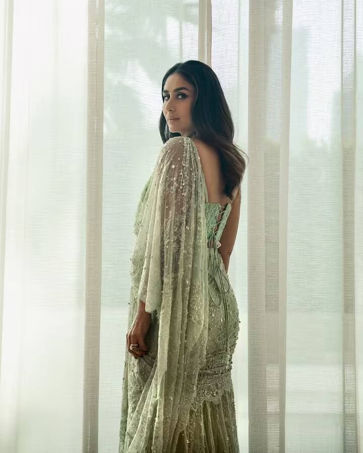 કરીના કપૂરે તાજેતરમાં જ ઇન્સ્ટાગ્રામ પર તેના કેટલાક ફોટા શેર કર્યા છે. આમાં અભિનેત્રી ખૂબ જ સુંદર લાગી રહી છે. તેના ફોટા જોઈને ચાહકો તેના દિવાના થઈ ગયા છે અને તેના ખૂબ વખાણ કરી રહ્યા છે.