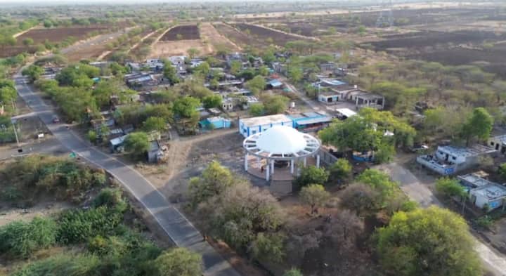 त्याकाळी अक्कलकोट तालुक्यातील वळसंग येथे सोलापूर जिल्हा लोकल बोर्डाने विहीर बांधली होती. लोकांनी या विहिरीतून पाणी काढण्याची विंनती बाबासाहेबाना केली. लोकांच्या आग्रहाखातर रेशीमच्या दोरखंडाने चांदीच्या पेल्यातून बाबासाहेबांनी पाणी काढले.