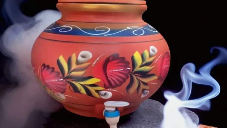 40-45 डिग्री तापमान में भी कैसे ठंडा रहता है मटके का पानी, क्या है इसके पीछे की तकनीक How water gets cold in matka know reasons and beneficial it is 40-45 डिग्री तापमान में भी कैसे ठंडा रहता है मटके का पानी, क्या है इसके पीछे की तकनीक