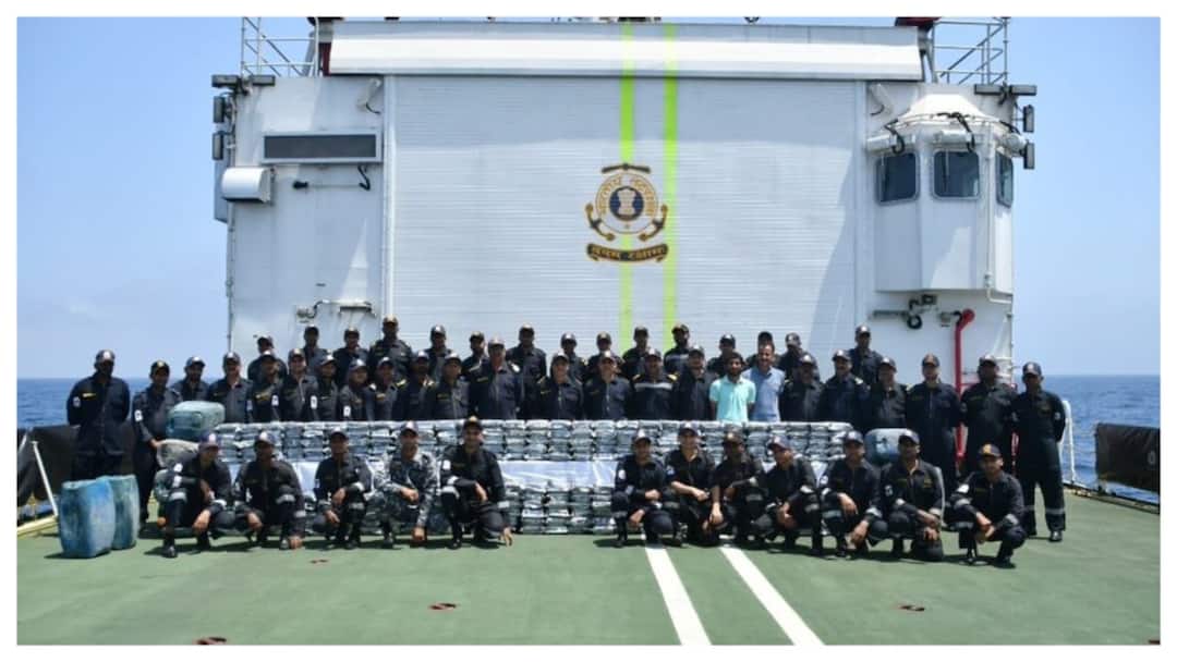 300 Kg Drugs Seized: గుజరాత్ తీరంలో 1800 కోట్ల రూపాయల విలువైన 300 కిలోల డ్రగ్స్ స్వాధీనం narcotics 300 Kg Drugs Worth Rs 1800 Crore Seized Near Gujarat Coast 300 Kg Drugs Seized: గుజరాత్ తీరంలో 1800 కోట్ల రూపాయల విలువైన 300 కిలోల డ్రగ్స్ స్వాధీనం