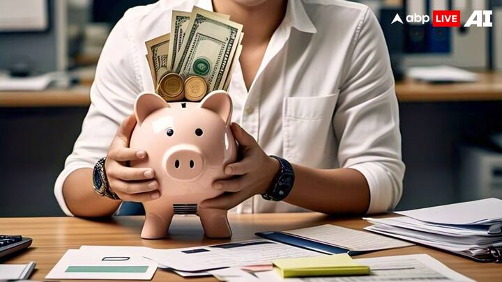 एनपीएस में 18 से 70 साल के बीच का कोई भी शख्स निवेश कर सकता है. इनकम टैक्स की धारा 80C के तहत 1.50 लाख और 80CCD(1B) के तहत 50 हजार रुपये तक की छूट मिलती है. एनपीएस में सालाना रिटर्न 7.5 से 16.9 फीसदी के बीच मिलता है.