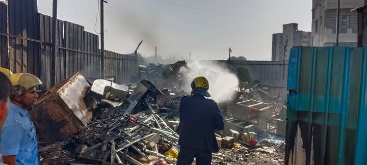 वाहनचालक संदिप कर्णे यांनी आगीवर पाण्याचा मारा सुरु असताना गोडाऊनमध्ये प्रवेश करत सिलेंडर असलेला धोकादायक टेम्पो बाहेर काढला.