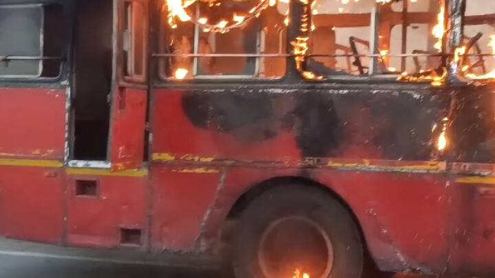 बसचालकाने बस रस्त्याच्या बाजुला उभी केल्यानंतर बसमध्ये असलेल्या प्रवाशांना खाली उतरवण्यात आले.